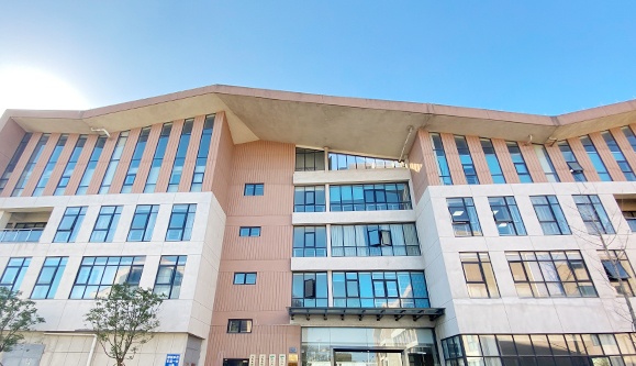 依托青蓮生豬產(chǎn)業(yè)研究院，積極與國內(nèi)外科研單位和高校開展多種形式的合作研究。